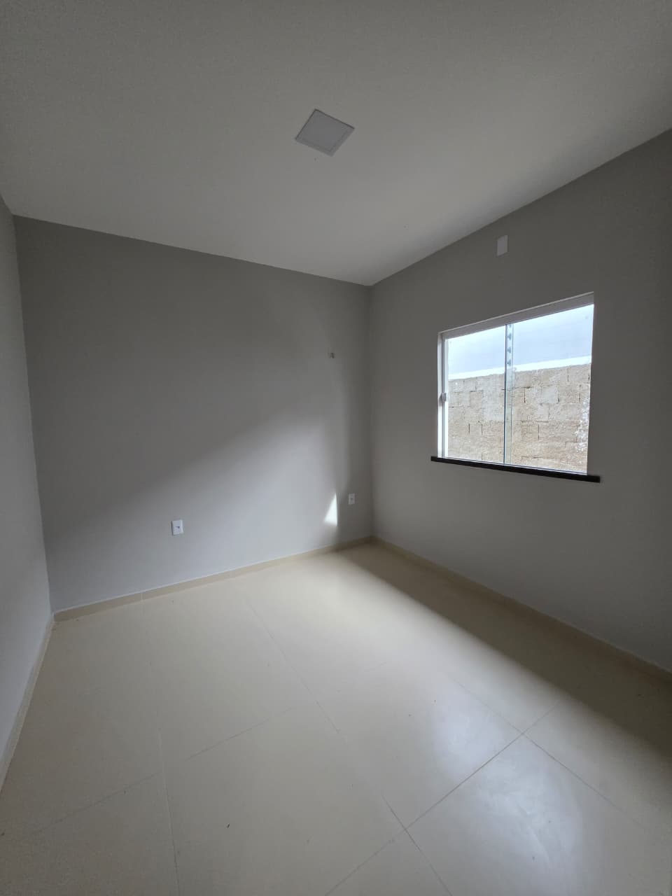 Quarto amplo com boa iluminação natural